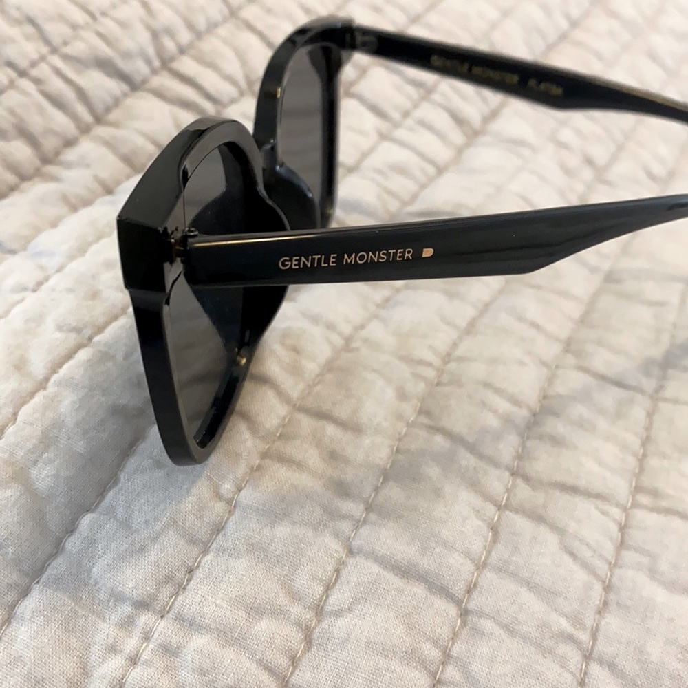 Gentle monster flatba her sunglasses